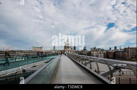 Millennium Bridge di Londra Centrale Foto Stock