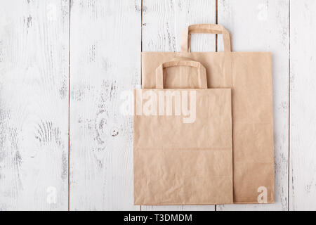 Rifiuti di carta pronta per il riciclaggio. Responsabilità sociale e di ecologia cura, utilizzando dei sacchi di carta invece di plastica Foto Stock