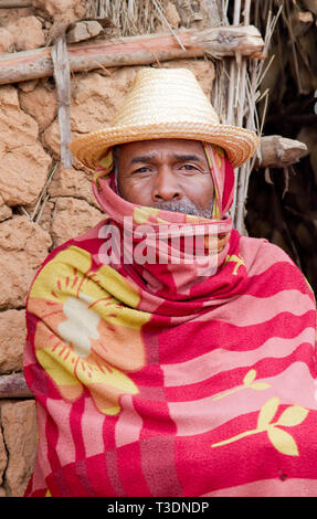 L'agricoltore malgascio in abbigliamento tradizionale in un mercato degli agricoltori,hill country,Madagascar,Africa Foto Stock