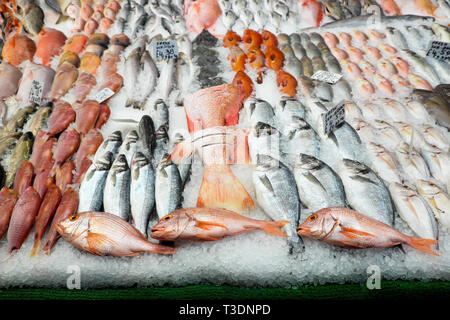 Display di pesce a venditori di pesce shop nel mercato di Brixton, Sud Londra Inghilterra KATHY DEWITT Foto Stock