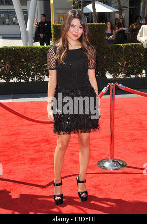 Miranda Cosgrove a 2012 PrimeTime Creative Arts Emmy Awards presso il Nokia Theatre di Los Angeles.Miranda Cosgrove  105 evento nella vita di Hollywood - California, tappeto rosso Evento, STATI UNITI D'AMERICA, industria cinematografica, celebrità, fotografia, Bestof, arte cultura e intrattenimento, Topix celebrità moda, migliori della vita di Hollywood, evento nella vita di Hollywood - California, moquette rossa e dietro le quinte, movie celebrità, personaggi televisivi, musica celebrità, Topix, Bestof, arte cultura e intrattenimento, verticale, una persona, la fotografia di moda, a piena lunghezza e 2012 richiesta tsuni@Gamma-USA.com , Tsuni Credito / STATI UNITI D'AMERICA, Foto Stock