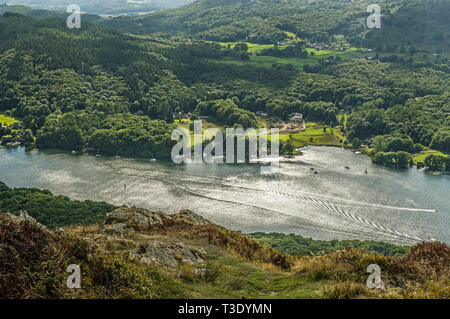 Lake District viste dai gommatori come guardando verso il basso sulla Windermere nel Parco Nazionale del Distretto dei Laghi, Cumbria su una soleggiata giornata d agosto Foto Stock