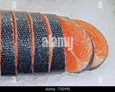 Salmone crudo su ghiaccio in un mercato del pesce Foto Stock