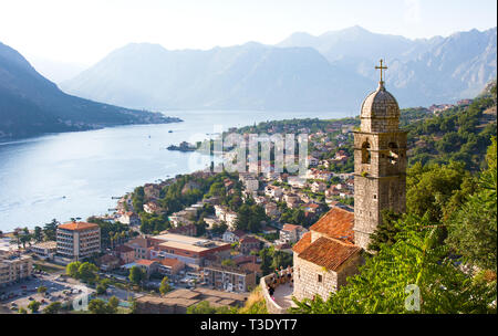 La fortezza veneziana di San Giovanni e la cappella della salvezza della Vergine sul Monte Pestingrad contro la pittoresca baia. Cattaro. Montenegro Foto Stock