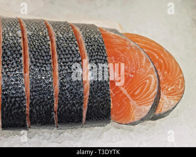 Salmone crudo su ghiaccio in un mercato del pesce Foto Stock