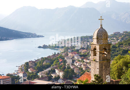 La fortezza veneziana di San Giovanni e la cappella della salvezza della Vergine sul Monte Pestingrad contro la pittoresca baia. Cattaro. Montenegro Foto Stock