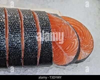 Salmone crudo su ghiaccio in un mercato del pesce Foto Stock