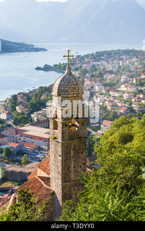 La fortezza veneziana di San Giovanni e la cappella della salvezza della Vergine sul Monte Pestingrad contro la pittoresca baia. Cattaro. Montenegro Foto Stock