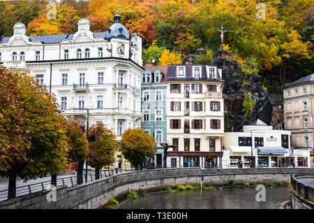 Karlovy Vary, Repubblica Ceca - 11 Ottobre 2013: argine del fiume Tepla e centro di Karlovy Vary in autunno Foto Stock