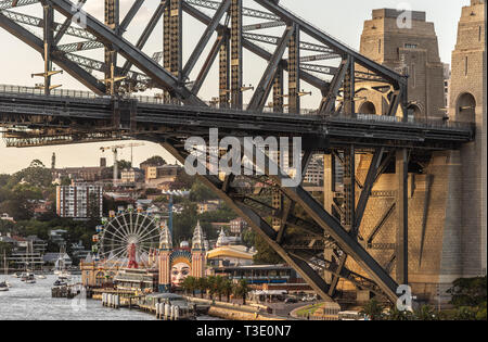 Sydney, Australia - 12 Febbraio 2019: closeup di Harbour Bridge lato nord sbarco durante il tramonto con il quartiere di Kirribilli e Luna Park. Barche su Foto Stock