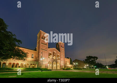 Los Angeles, 4 APR: Notte Vista esterna del Royce Hall il Apr 4, 2019 a Los Angeles in California Foto Stock