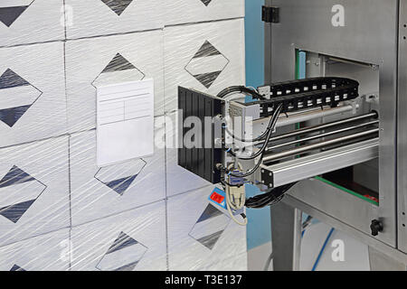 Pallet automatico macchina etichettatrice in fabbrica Foto Stock