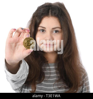 Pretty Girl holding nuovo golden cryptocurrency bitcoin in mani su sfondo bianco Foto Stock