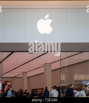 SHEFFIELD, Regno Unito - 23RD MARZO 2019: Il nuovo Apple store di iPhone all'interno di Meadowhall - Sheffield Foto Stock