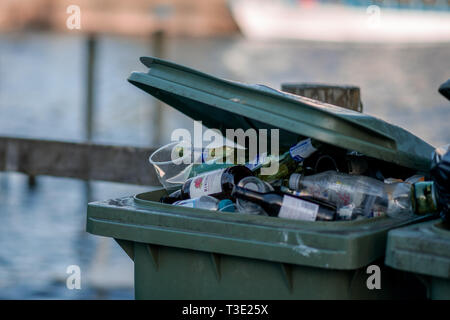 WINDERMERE, Regno Unito - 25 MARZO 2019: Flussi di rifiuti fuori da un verde bin nel Regno Unito dopo un weekend di bere nel distretto del lago, Cumbria Foto Stock
