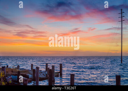 Il sole tramonta a Cedar Point la pesca del molo, Dicembre 3, 2013, in Coden, Alabama. Foto Stock