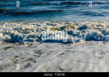 Onde infrangersi su Dauphin Island di west end, 11 gennaio 2014, in Dauphin Island, Alabama. Foto Stock