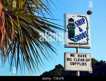 Un segno pubblicizza la pulizia dell'olio alimenta in vendita a nave & Shore in Dauphin Island, Alabama dopo la BP fuoriuscite di olio. Foto Stock