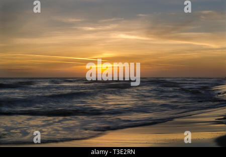 Il sole tramonta su Dauphin Island di west end, nov. 5, 2013. Foto Stock