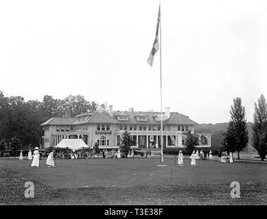 1917 Foto di Columbia Country Club - Donna sul prato anteriore Foto Stock