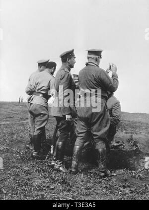 La guerra in Russia - General Hugh Scott, un membro della Commissione di root, visita con soldati russi sul Fronte Orientale ca. 1917 Foto Stock