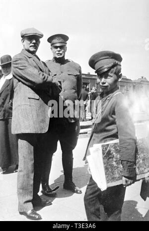 La guerra in Russia - General Hugh Scott, un membro della Commissione di root, visitando vicino al Fronte Orientale in Russia ca. 1917 Foto Stock