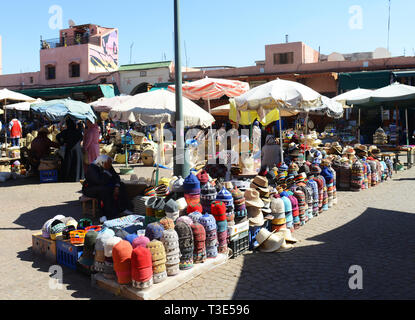 Marocchino tradizionale di cappelli e altri souvenir venduti all'Djma el Fna sq. in Marrakech, Marocco. Foto Stock