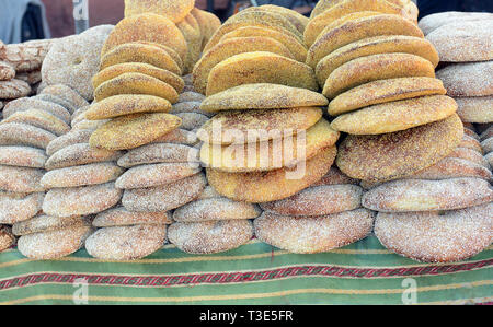 Marocchina tradizionale pane pita su un carrello mobile in Marrakech, Marocco. Foto Stock