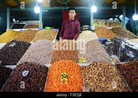 Un venditore a vendere la frutta secca e i dadi a Marrakesh. Foto Stock