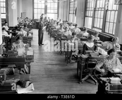 La sicurezza sociale Pensione Records Office - i lavoratori sul luogo di lavoro nella parte del tasto sezione macchina, dove le carte master sono punzonati ca. 1937 Foto Stock