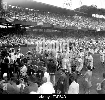 Rischiare di milioni di dollari dei bracci e degli arti giocatori di entrambe le squadre All-Star stadio a mad scramble per la prima sfera si accamparono presso il presidente Roosevelt per avviare il gioco 1937 oggi. Joe Moore, N.Y. Giants outfielder, catturato il tanto agognato souvenir, 7/7/37 Foto Stock