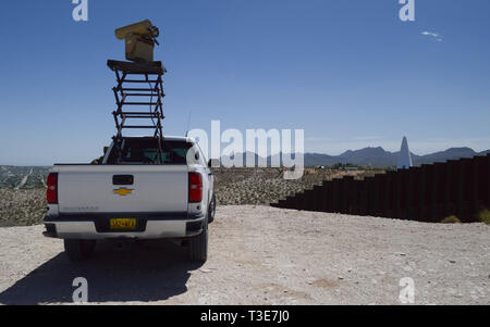 Un Mobile fotocamera di sorveglianza parcheggiato a 'Monument uno' vicino a Santa Teresa Porto di entrata in Sunland Park, New Mexico, 3 aprile 2019. Il monumento di un MSC è uno dei 22 lungo il Nuovo Messico/Messico confine azionato da soldati assegnati a 1-37 Campo Battaglione di artiglieria. Il Dipartimento della Difesa ha dispiegato unità attraverso il confine sud-ovest su richiesta degli Stati Uniti Delle dogane e della protezione delle frontiere ed è fornire logistiche, ingegneria, forza e funzioni di protezione. (US Army foto di Sgt. 1. Classe TaWanna Starks) Foto Stock