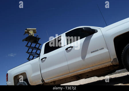 Un Mobile fotocamera di sorveglianza parcheggiato a 'Monument uno' vicino a Santa Teresa Porto di entrata in Sunland park, N.M., 3 aprile 2019. Il monumento di un MSC è uno dei 22 lungo il Nuovo Messico/Messico confine azionato da soldati assegnati a 1-37 Campo Battaglione di artiglieria. Il Dipartimento della Difesa ha dispiegato unità attraverso il confine sud-ovest su richiesta degli Stati Uniti Delle dogane e della protezione delle frontiere ed è fornire logistiche, ingegneria, forza e funzioni di protezione. (US Army foto di Sgt. 1. Classe TaWanna Starks) Foto Stock