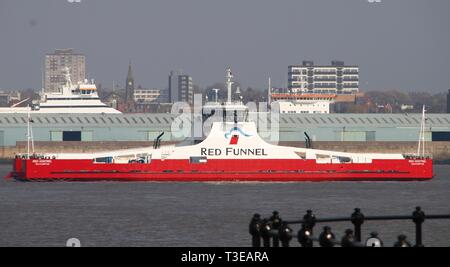 MV Red gheppio lascia Cammell Lairds oggi sul percorso a Southampton dove lei entrerà int in servizio nel maggio Foto Stock