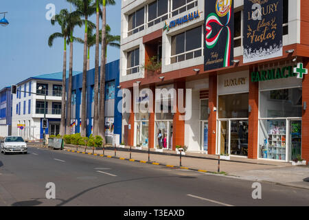 Una strada con negozi moderni a Malabo, la capitale della Guinea equatoriale in Africa Foto Stock