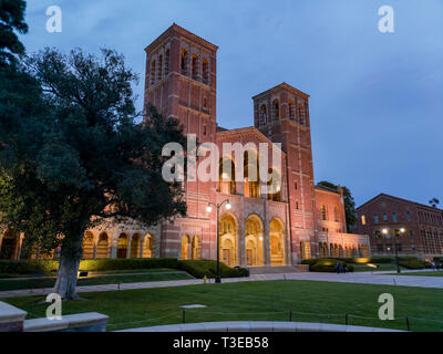 Los Angeles, 4 APR: Notte Vista esterna del Royce Hall il Apr 4, 2019 a Los Angeles in California Foto Stock