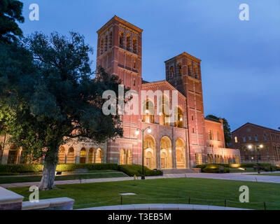 Los Angeles, 4 APR: Notte Vista esterna del Royce Hall il Apr 4, 2019 a Los Angeles in California Foto Stock