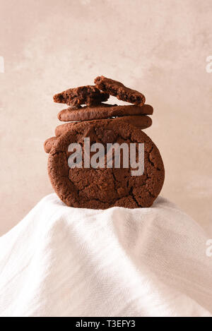 Il cioccolato biscotti con scaglie di cioccolato su un piedistallo coperti con un asciugamano da cucina. Foto Stock