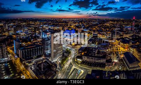 Birmingham, Regno Unito da antenna fuco al tramonto - la notte. Include libreria, Municipio, BT Tower e lo skyline. Foto Stock