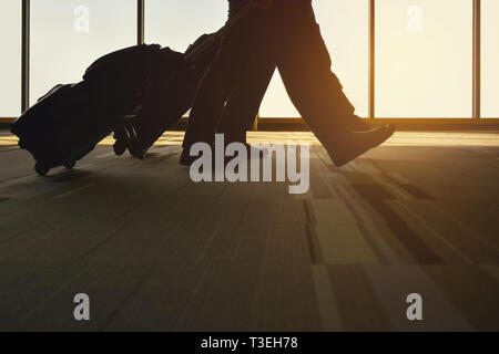 Silhouette viaggiatore con pochi bagagli in aeroporto Foto Stock