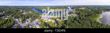 Vista aerea del Fiume Merrimack e Ponte Tyngsboro panorama in downtown Tyngsborough, Massachusetts, STATI UNITI D'AMERICA. Foto Stock