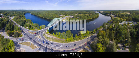 Vista aerea del Fiume Merrimack e Ponte Tyngsboro panorama in downtown Tyngsborough, Massachusetts, STATI UNITI D'AMERICA. Foto Stock