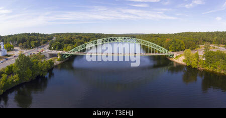 Vista aerea del Fiume Merrimack e Tyngsboro ponte in downtown Tyngsborough, Massachusetts, STATI UNITI D'AMERICA. Foto Stock