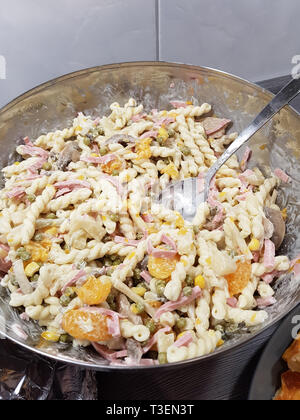 Pasta fatta in casa con insalata fresca di basilico tritato e pomodori Foto Stock