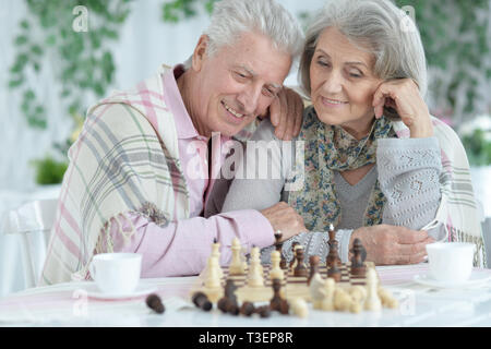 Close up ritratto di felice coppia senior giocando a scacchi insieme Foto Stock