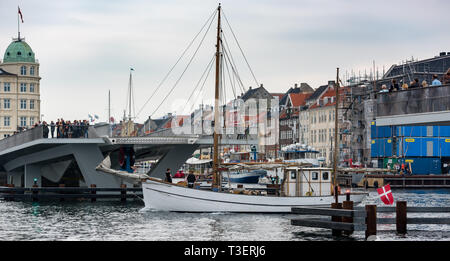 Una barca a vela di passare sotto il Inderhavnsbroen (Inner Harbour Bridge) e l'innovativa di pedoni e ciclisti ponte collega Nyhavn e Christianshavn. Foto Stock