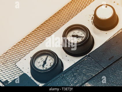 Manometri, indicatori su apparecchiature in officina, factory Foto Stock