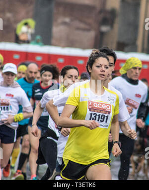 Roma, Italia. 07 apr, 2019. All'inizio del XXV MARATONA DI ROMA, 10.000 corridori partecipanti. Dopo appena due ore la testa della gara era già avvicinando al traguardo. I keniani sono i vincitori, imbattibile per molti anni ora. Sotto una pioggia battente, le guide non si lasciarono intimorire, partecipando a uno dei più suggestivi maratone nel mondo tra le bellezze della Roma antica. Migliaia hanno partecipato anche i non competitivi a 5 km di gara. Credit: Elisa Bianchini/Pacific Press/Alamy Live News Foto Stock