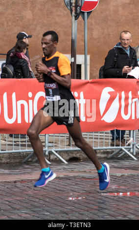 Roma, Italia. 07 apr, 2019. All'inizio del XXV MARATONA DI ROMA, 10.000 corridori partecipanti. Dopo appena due ore la testa della gara era già avvicinando al traguardo. I keniani sono i vincitori, imbattibile per molti anni ora. Sotto una pioggia battente, le guide non si lasciarono intimorire, partecipando a uno dei più suggestivi maratone nel mondo tra le bellezze della Roma antica. Migliaia hanno partecipato anche i non competitivi a 5 km di gara. Credit: Elisa Bianchini/Pacific Press/Alamy Live News Foto Stock