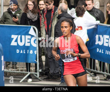 Roma, Italia. 07 apr, 2019. All'inizio del XXV MARATONA DI ROMA, 10.000 corridori partecipanti. Dopo appena due ore la testa della gara era già avvicinando al traguardo. I keniani sono i vincitori, imbattibile per molti anni ora. Sotto una pioggia battente, le guide non si lasciarono intimorire, partecipando a uno dei più suggestivi maratone nel mondo tra le bellezze della Roma antica. Migliaia hanno partecipato anche i non competitivi a 5 km di gara. Credit: Elisa Bianchini/Pacific Press/Alamy Live News Foto Stock